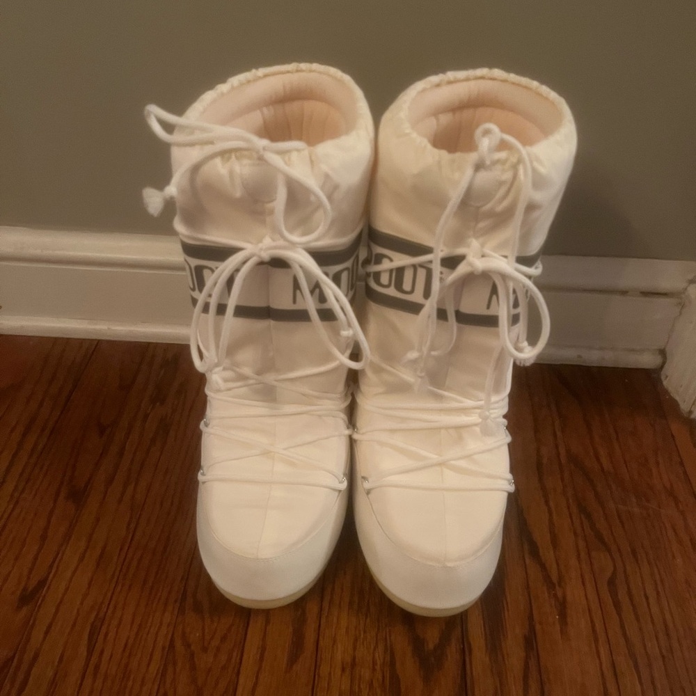 Icon Moon Boot Snow Boots in White with Lace-Up